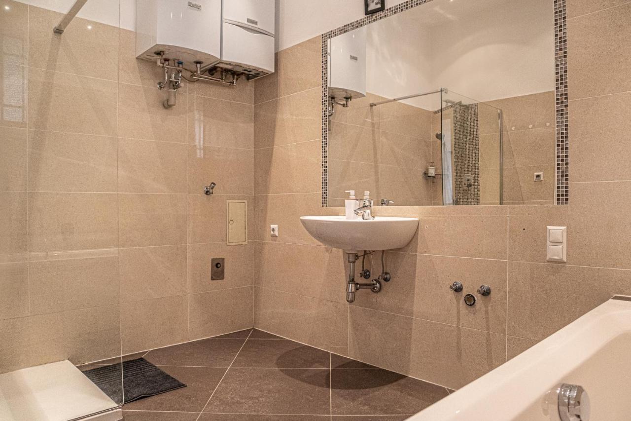 Special Vintage Viennese Apartment - 12Min F Downtown Bagian luar foto